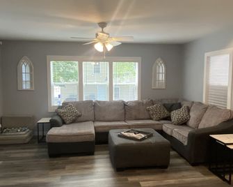 Remodeled cottage hidden yet close to City Park, the Lake and the Surf Ballroom! - Clear Lake - Living room