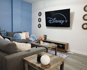 Beautiful 3 King Beds,Garage,Airport,Disney+ - Edmonton - Living room