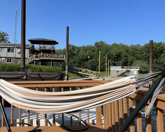 Retro floating cabin on river backwaters. HOT TUB! - East Dubuque - Balcón