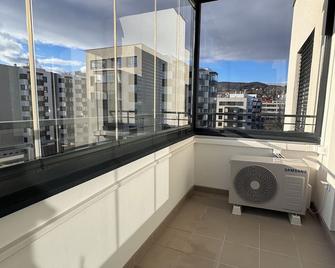 Apart 555 New & Fully Equipped with Garage & 15 Min to City Center - Chorvástky Grob - Balcón