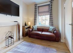 Stayzo Stylish House Accommodation in Westminster - Bradford - Huiskamer