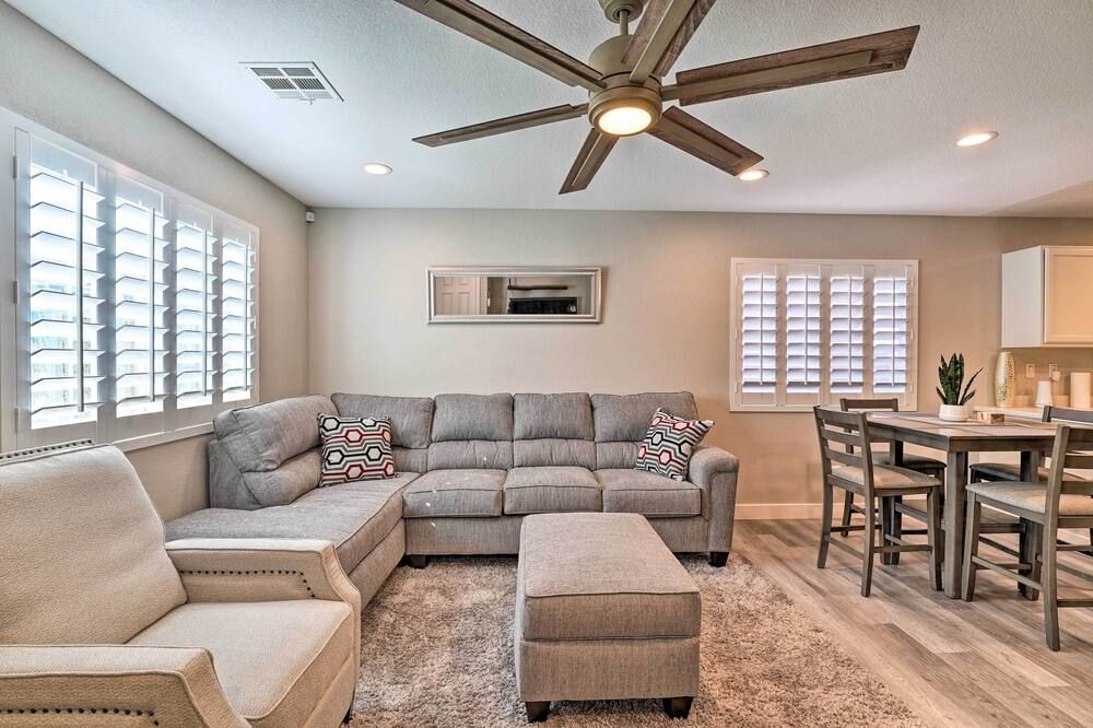 Stylish House w/ Patio, 8 Mi to Vegas Strip! - Las Vegas - Living room