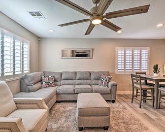 Stylish House with Patio, 8 Mi to Vegas Strip! - Las Vegas - Huiskamer
