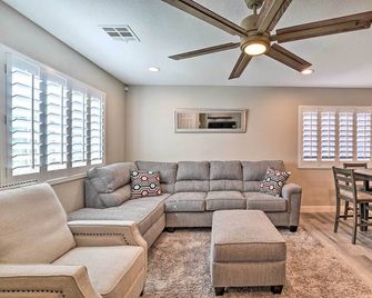Stylish House w/ Patio, 8 Mi to Vegas Strip! - Las Vegas - Living room