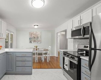 The Orchard Nook: Dog-Friendly 3br W/ Ping Pong, Huge Yard & Near Kc World Cup! - Lee’s Summit - Küche