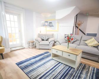 A 6 bedroom property, 2 minute walk to the sea front, beach and restaurants. - Teignmouth - Living room