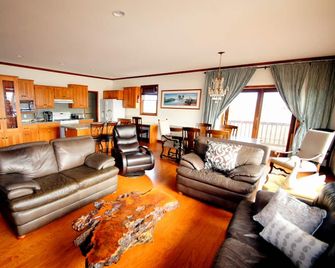 Custom, Private Riverfront Property on 2 acres- Unobstructed River Views! - Yankton - Wohnzimmer
