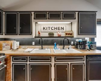 Quiet Bandera Country Home w/ Medina River Access! - Bandera - Keuken