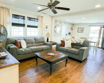 Cozy Cottage with Private Dock- Chesapeake Bay/ Cambridge (Pet-Friendly) - Cambridge - Living room