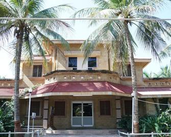 Stay Guru Resort Farm Villa - Bhuj - Building