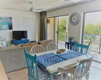 Moondara Unit 2 21 Bulcock Beach Esplanade Bulcock Beach - Caloundra - Eetruimte