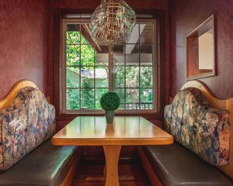 The April Inn - A Victorian Waterfront Retreat - Spring Grove - Living room