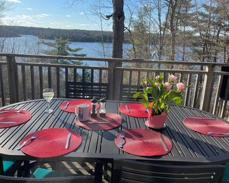 Waterfront Cottage, No Weed Swimming & Western Exposure on Buck Lake - Perth - Balcony