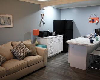 Family owned vacation suite conveniently located across from Lake Huron beach. - Alpena - Soggiorno
