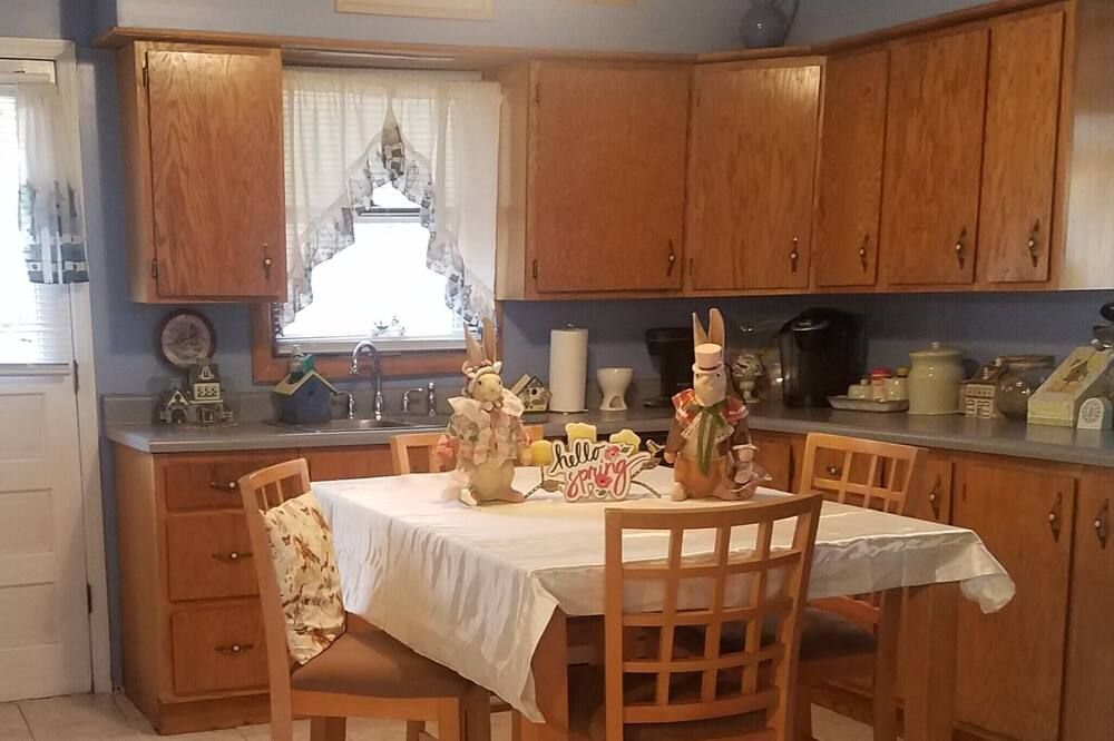 Conveniently located by HVCC. No cleaning or pet fee - Troy - Dining room