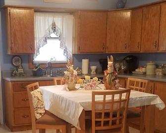 Conveniently located by HVCC. No cleaning or pet fee - Troy - Dining room