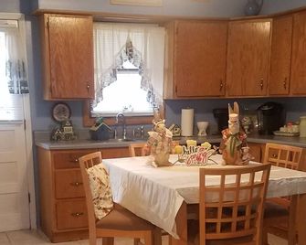 Conveniently located by HVCC. No cleaning or pet fee - Troy - Dining room