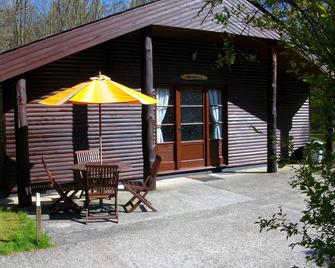 Indoor Pool. Beautiful 2 bedroom lodge 4 people in 5 acres of beautiful Woodland - Ashford - Patio