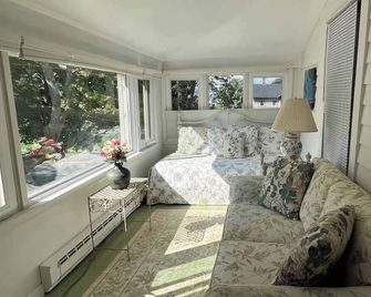 Gracious home, walkable to Inn and Spa - Aurora - Sala de estar