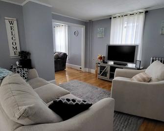 2 story cozy home. Walk to downtown Bangor and Brewer. Safe quiet neighborhood - Brewer - Salon