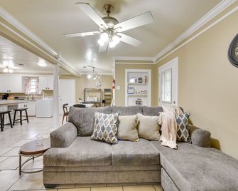Baton Rouge Vacation Rental with Yard 10 Mi to LSU! - Baton Rouge - Living room