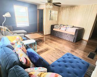 Charming Furnished Bungalow with high speed internet and Gorgeous Lawn - Brantford - Living room