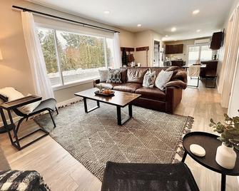 Alaska - Roslyn Retreat Rv Parking With Snowmobile, Hiking, Near Downtown - Roslyn - Living room