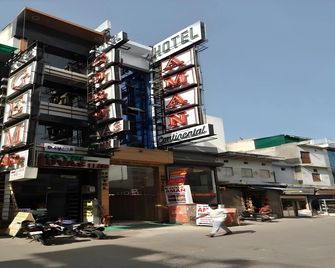 Aman Continental With Restaurant - 5Mins from Connaught Place ,Railway Station & Metro - New Delhi - Bâtiment