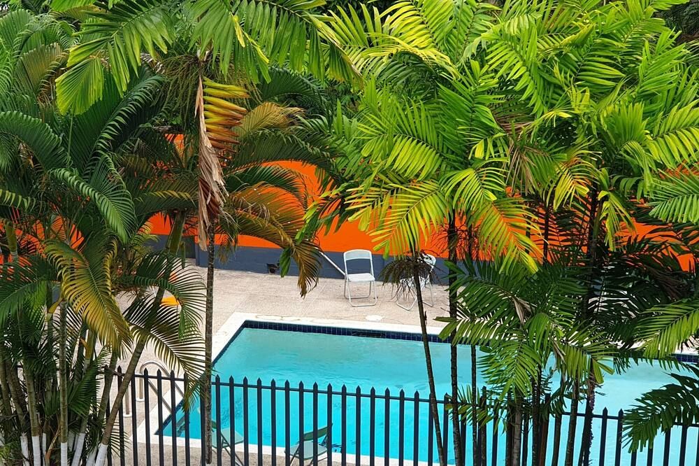 Queen's Comfort Inn - Puerto España - Piscina