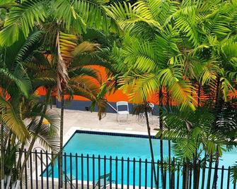 Queen's Comfort Inn - פורט אוף ספיין - בריכה