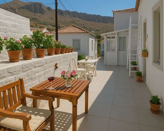 A Sea-licious Vacation - Chic Style in Hydra - Hydra - Parveke