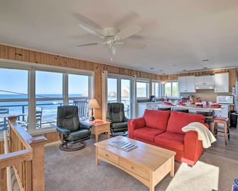 Exquisite Oceanside House w/ Pacific Views & Deck! - Oceanside - Living room