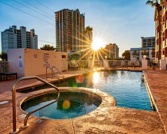 Whale of a Time Resort Home for 6, Walk to Beach - Gulf Shores - Pool