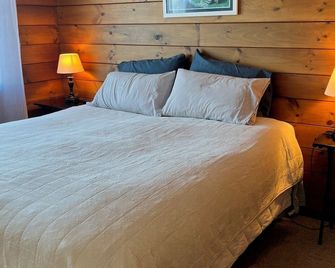 Beach House at Whirinaki Beach - Napier - Bedroom