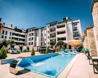 Hotel Auris - סגד - בריכה