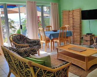 Summer Tides - Gordon's Bay - Living room