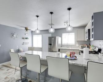 North Las Vegas Hideaway w/ Grill 10 Mi to Strip - North Las Vegas - Dining room
