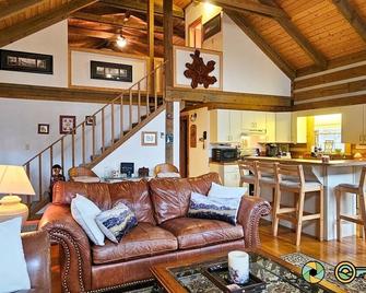 Hill Country Cabin - classy log cabin living! - Basye - Sala de estar