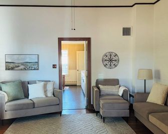 The 1890 - Historical comfort built in 1890 - Arkansas City - Living room