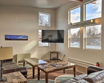 Pet-Friendly Duplex with Northern Lights Aurora View - Homer - Living room