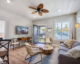 Coronado Unit 1 - B Ave Bungalows · King-sized 1/1, 5-10 Min Walk to Coronado Beach! - Coronado - Sala de estar