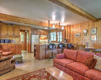 Spruce Haven Cottage Walk to Mississippi River! - Bellevue - Sala de estar