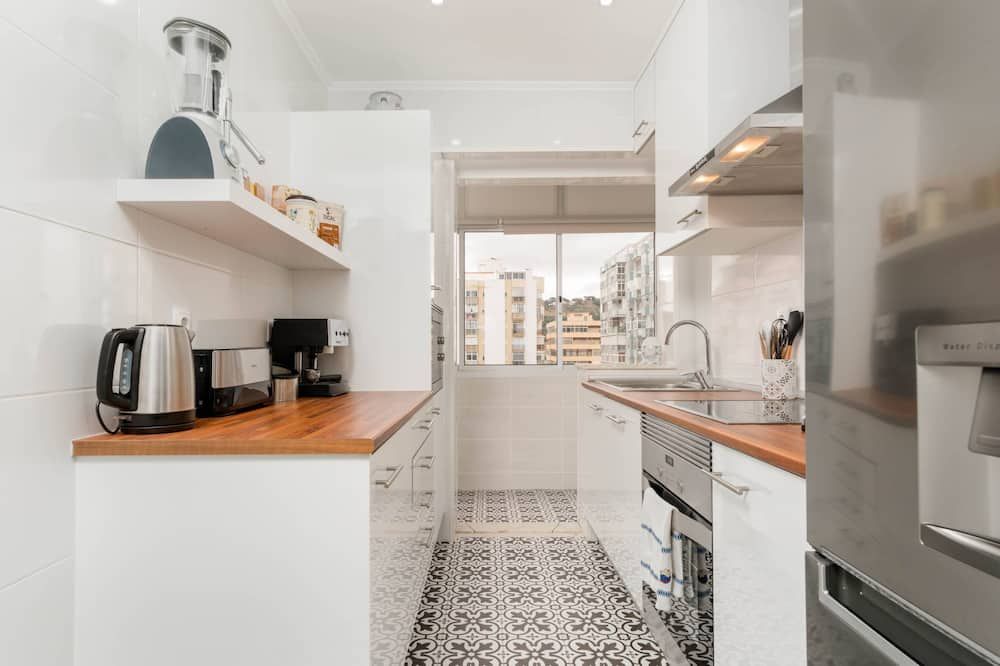 Lovely 2 Bedroom Apartment in Caparica - אלמאדה - מטבח