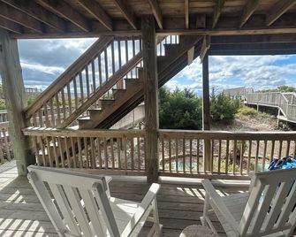 Oceanfront Paradise | Private Beach Access | Topsail Beach | Sleeps 10 - Topsail Beach - Balcón