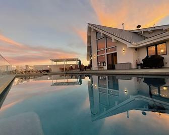 Casa Loma - THE best Napa Valley Views at an amazing, modern 35 acre estate - Calistoga - Pool