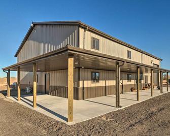 Beautiful South Bend Lodge Suite - Great Bend - Building