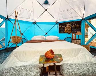 Lakeside Glamping in Dome Tents at Off The Grid Glamps - Khopoli - Bedroom