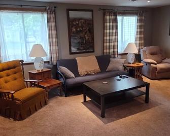 3 Bedroom House Getaway, near Downtown Detroit & Lake St Clair - St. Clair Shores