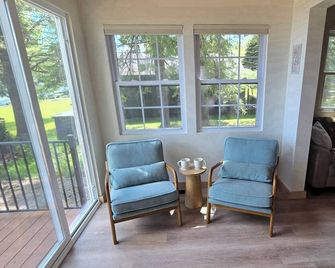 The Lily Pad: Newly Renovated, Lakefront Retreat on Shawano Lake, Sleeps 6 - Shawano - Living room