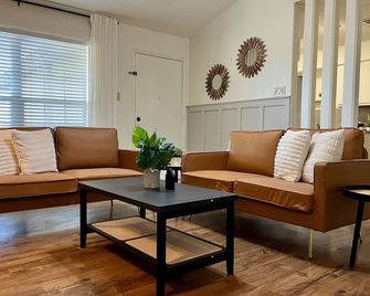 Chic &Cozy House, Outdoor Patio with golf put, king & queen beds & travel crib - Round Rock - Living room